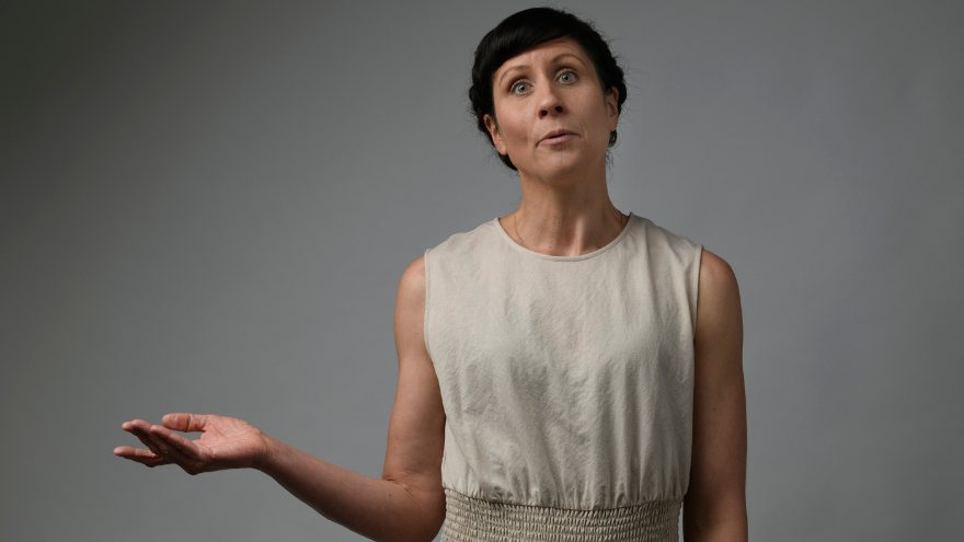 storyteller Anna Lehr in an open pose